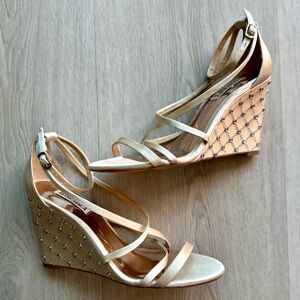 Badgley Mischka Women’s Shelly Ivory Satin Embellished Wedges. Size 8 👰🏼‍♀️